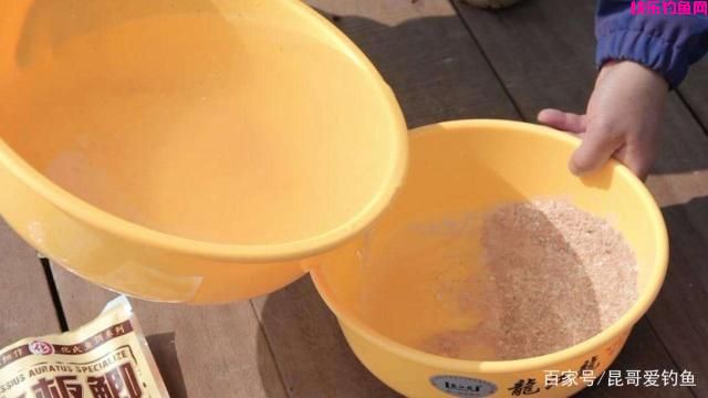 最适合钓鱼新手的三款商品饵配方，价格很便宜，到哪儿都能钓到鱼(图2)