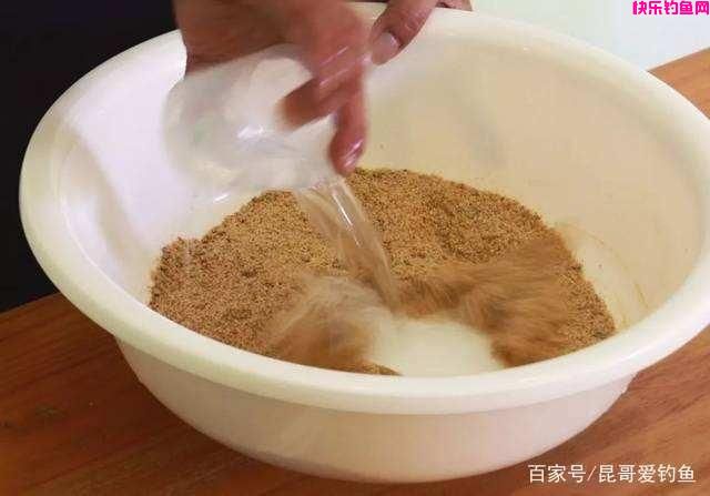 最适合钓鱼新手的三款商品饵配方，价格很便宜，到哪儿都能钓到鱼(图3)
