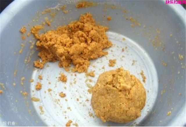 涨姿势！非常有效的3款钓鲤鱼饵料配方，3小时狂拉67斤鲤鱼！(图4)