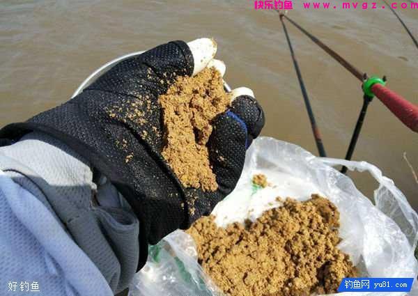 野钓鲫鱼难上钩？教你一个简单小窍门(图2)