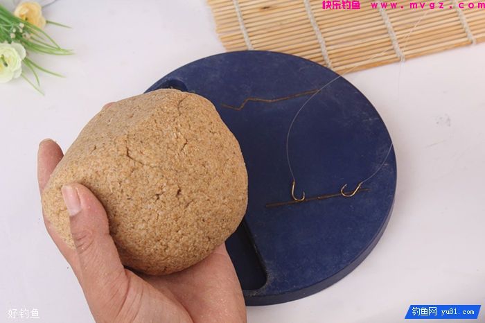 冬季钓鲫鱼应该用什么饵？饵料配制和状态作何调整(图2)