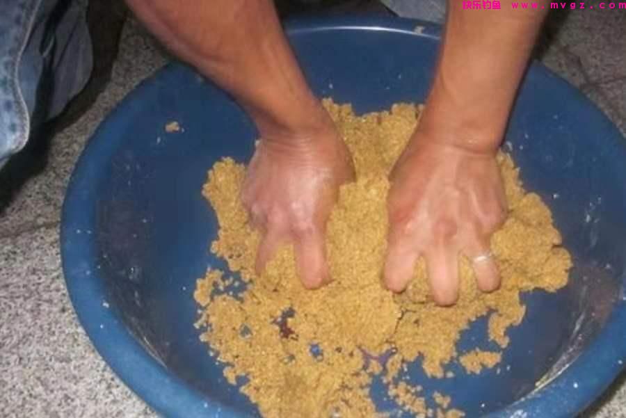 不是跟你吹，鲤鱼钓了二十年，唯独这技巧管用，试过的人不一般(图3)