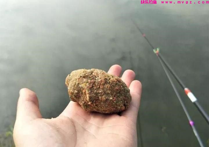 打窝讲技巧，钓鱼最忌讳的五种打窝方式，你知道吗？(图2)