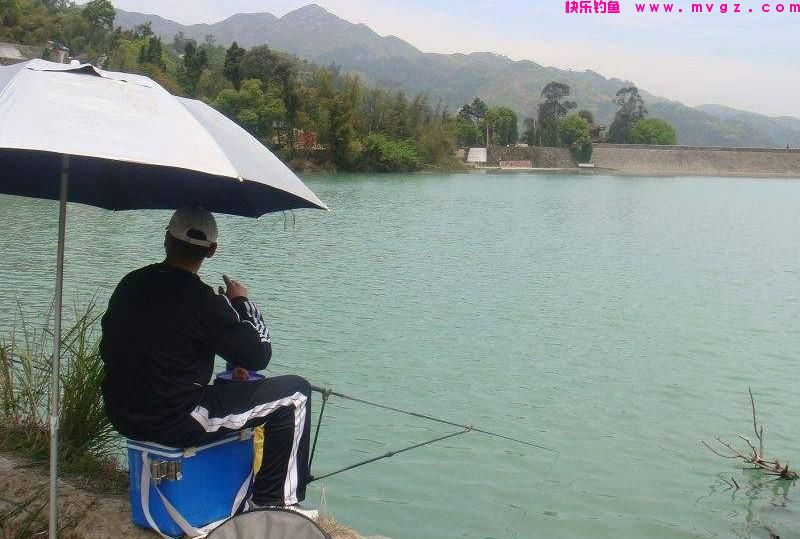 野钓遇到走水时，该如何钓鱼？老手分享5种实用钓法(图2)