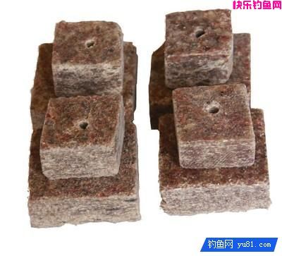 天然谷物做饵料，打窝诱钓两不误(图2)