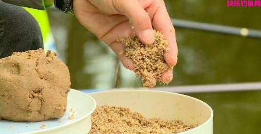 钓鲤鱼却遭遇鲢鳙闹窝，如何解决？详解野钓时避开鲢鳙的作钓技巧(图4)