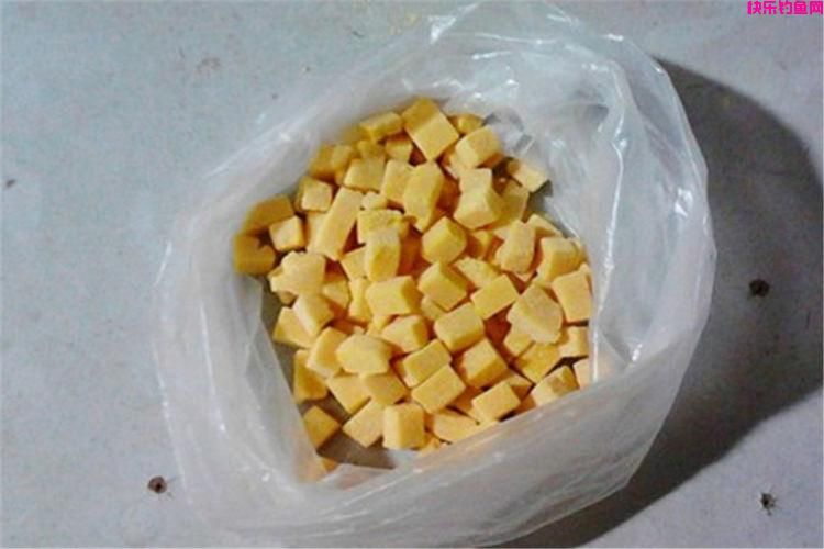 春季钓鲤鱼，4种自制饵料配方，原料环绕，优于商品饵料(图2)
