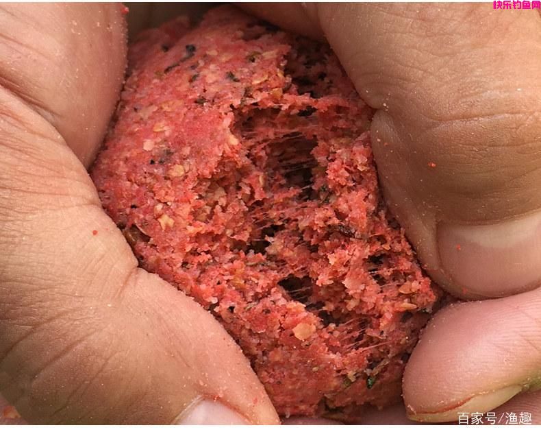 春天钓鲫鱼用什么商品饵？这几款饵料真不错，喜欢野钓的可以试试(图3)