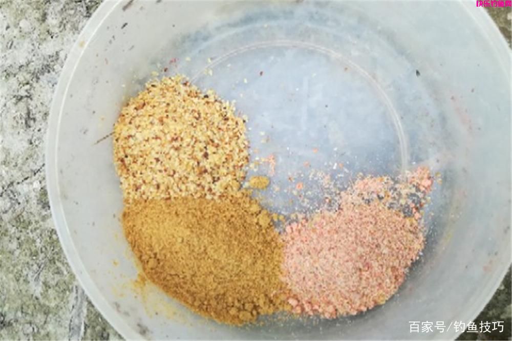 钓鱼技巧：饵料使用的基本常识，这是钓鱼人的必修课！(图2)