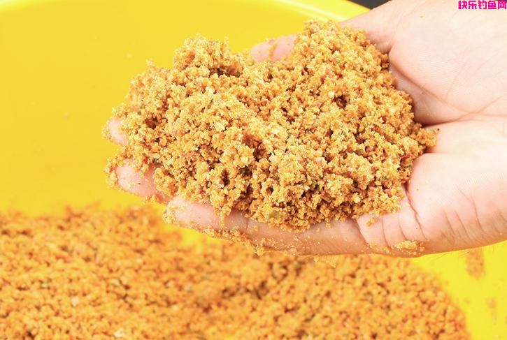 黑坑钓鲤鱼饵料味型这样搭配，鱼情好时能爆护，上岸也常有(图4)