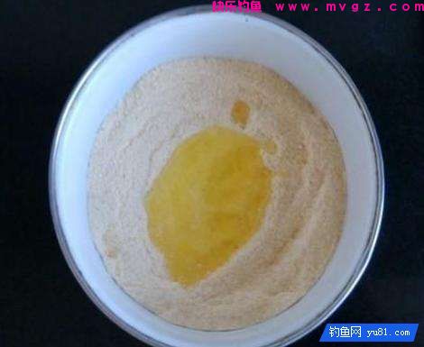 自制饵料钓鲤鱼草鱼，加点鸡蛋会很不一样(图1)