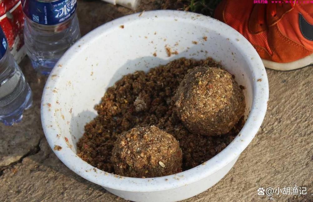 谷雨时节钓鲢鳙，窝料是很关键的一环，三分钟教你如何自制窝料(图3)