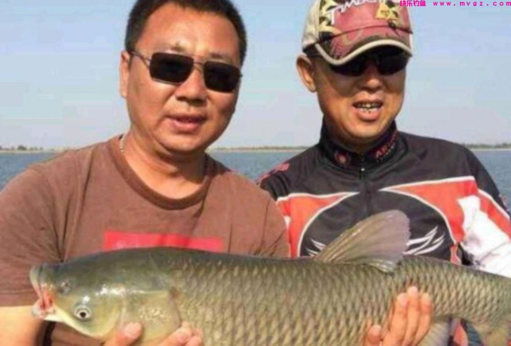 喜欢钓鲢鳙的钓友有福了，邓刚和崔炳亮难得起争执，都来学学吧(图2)