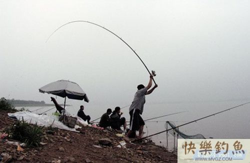 有效避免野钓抛竿钓鱼挂底的10个技巧(图1)