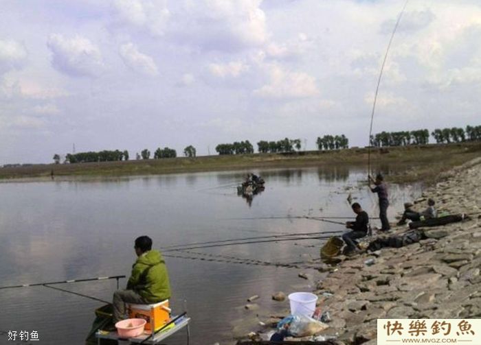 冬钓不中鱼,应该如何选择钓点?(图1) 冬钓不中鱼,应该如何选择钓点?(图1)