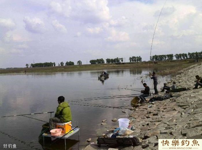 冬季水库钓鱼技巧，看位置知鱼性测水温(图1)