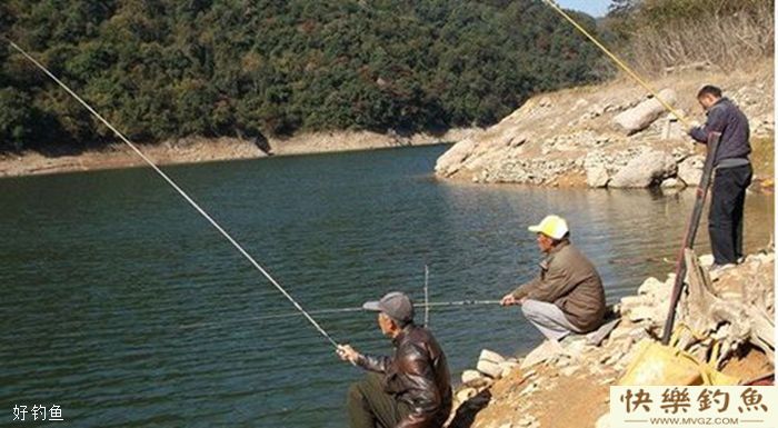 冬季水库钓鱼技巧，看位置知鱼性测水温(图2)