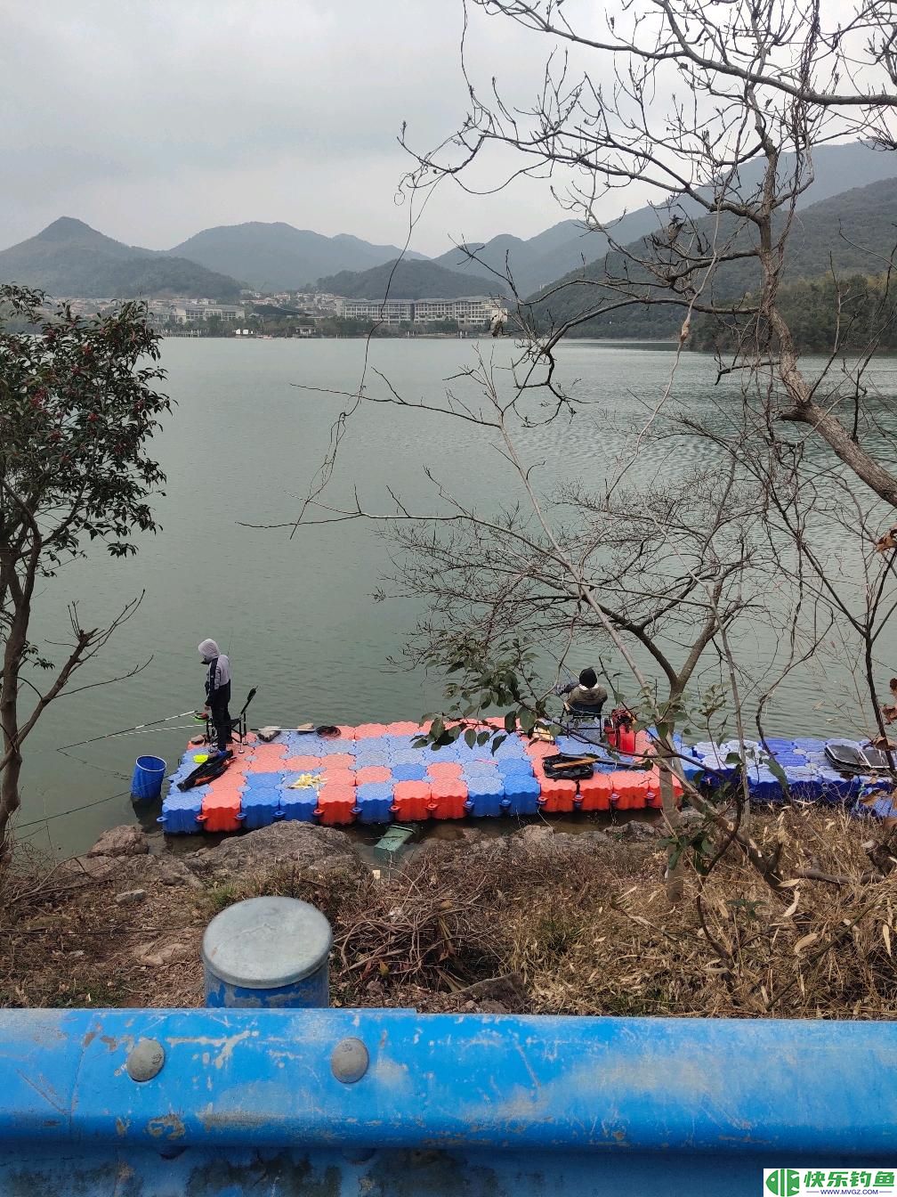 曝光老钓鱼人冬季水库钓大鱼的重点攻略。注重打窝，大鱼连来(图2)