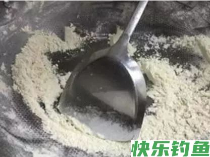 自制面粉钓鲫鱼饵料的方法(图1) 自制面粉钓鲫鱼饵料的方法(图1)