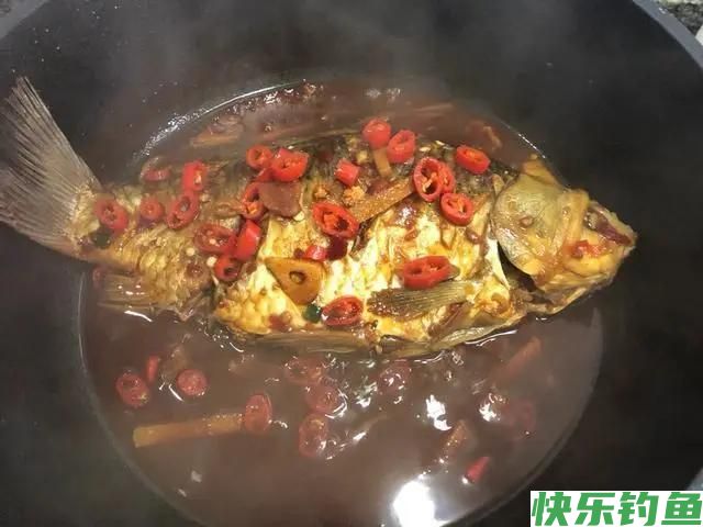 广州男子钓了条大鲫鱼，鱼肉里有许多白点，男子犹豫：这能吃吗？(图6)
