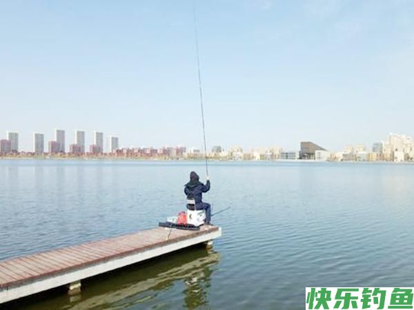 野钓鲫鲤用多大的钩?选钩不能一概而论，得从这几点着手(图1)