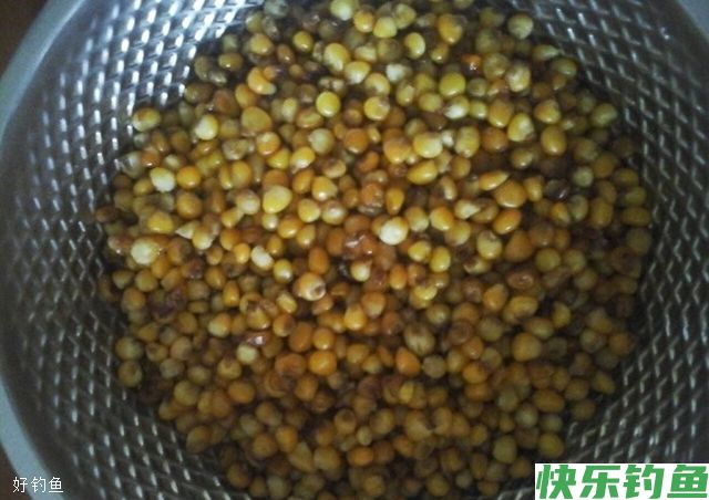 野钓鲫鱼的四个打窝补窝技巧(图1)