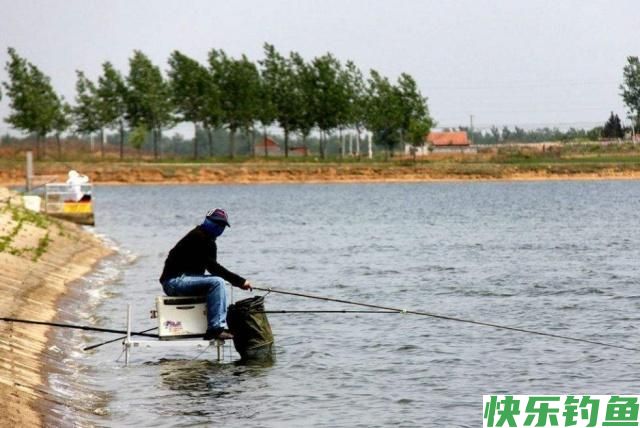 在野外垂钓鳊鱼的时候，一定要掌握这些方法，特别地实用(图1)