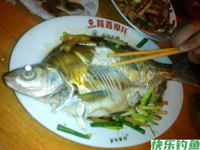 这里的鳊鱼特别好钓，钓上一条就会引来一群(图18)