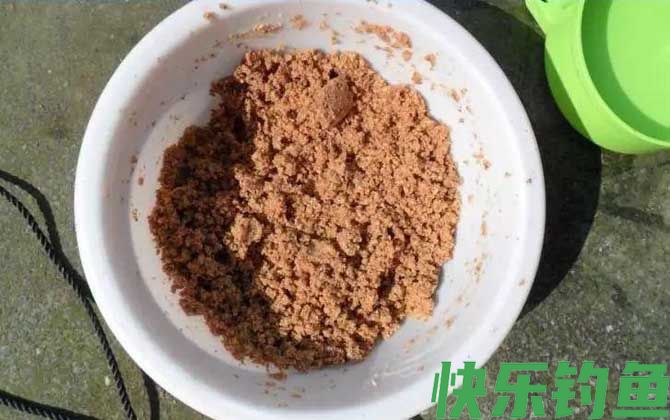 野钓鲫鱼用什么饵料最好？(图4)