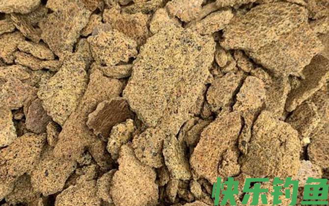 钓鲫鱼用什么窝料打窝最好？(图3)